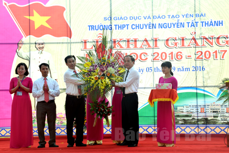 Đồng chí Tạ Văn Long - Phó Chủ tịch Thường trực UBND tỉnh tặng hoa chúc mừng Trường THPT Chuyên Nguyễn Tất Thành.